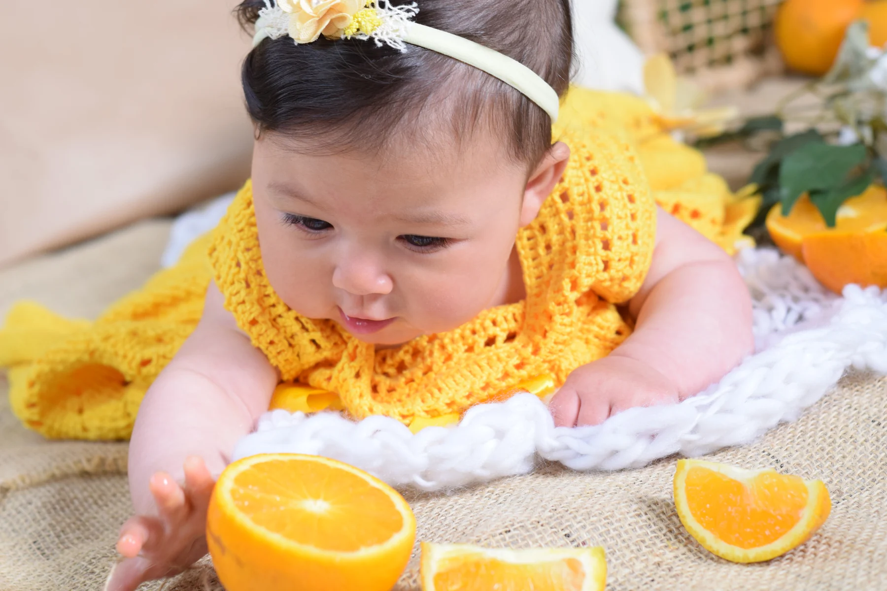 Bebê descobrindo frutas em um cenário de acompanhamento